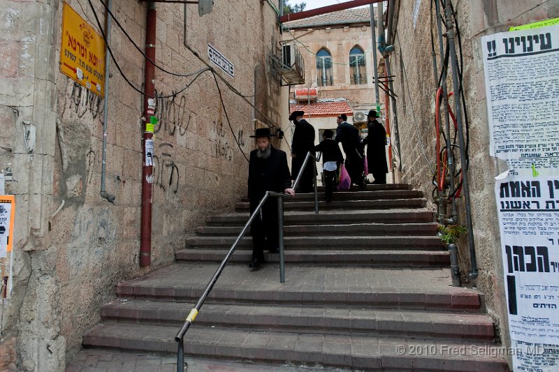 20100409_122152 D3.jpg - Passageway, Mea Shearim